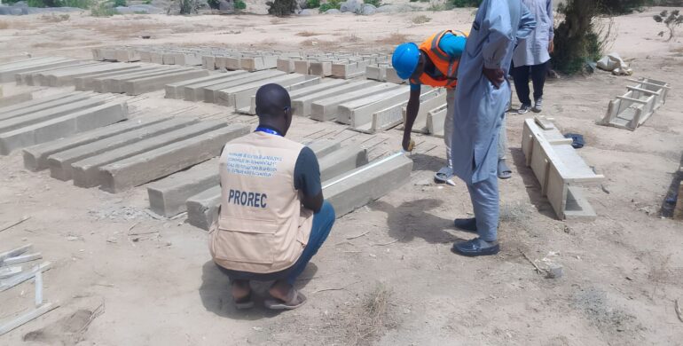 supervision de la fabrication des balises par l'équipe projet, Ndoukoula, @tammounde